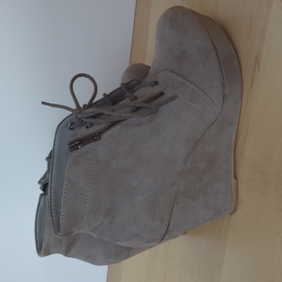 Shoe Dazzle Nivera Wedge Booties faux Suede Grey - Picture 6 of 9